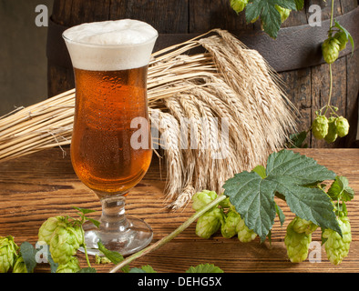 Birra e materie prime per la produzione di birra Foto Stock