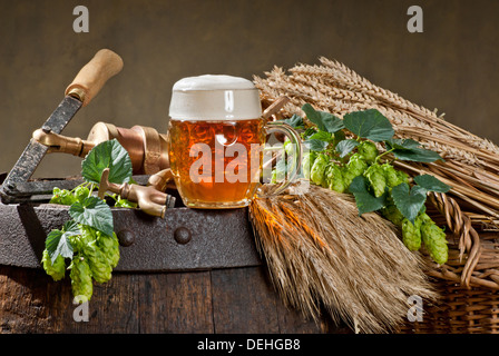 Birra e materie prime per la produzione di birra Foto Stock