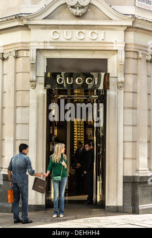 Gli acquirenti di fronte e il personale all'interno del vecchio Bond St. negozio di Gucci, London, Regno Unito nessuna vendita su Alamy o in qualsiasi altro luogo Foto Stock