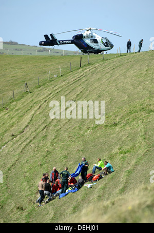 Kent Air Ambulance che frequentano la scena di un incidente di parapendio, Mount Caburn, Lewes East Sussex Foto Stock