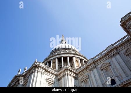 Vista da sotto la cattedrale di St. Paul, Londra Foto Stock