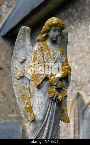 Angelo scultura pietra tombale. Chiesa di San Pietro, Westleton, Suffolk, Inghilterra, Regno Unito, Europa. Foto Stock