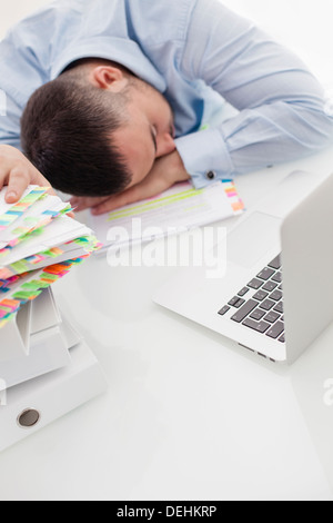 Vista ravvicinata imprenditore caucasico addormentato la sua scrivania Foto Stock