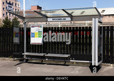 Un rifugio autobus vuoto sulla Broomielaw a Glasgow, Scozia, Regno Unito Foto Stock