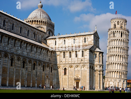 I turisti nei pressi di una torre e la cattedrale, il Duomo di Pisa, Torre Pendente di Pisa, Pisa, Toscana, Italia Foto Stock
