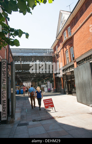 Ingresso alla storica Vecchia Spitalfields Market di Londra, Inghilterra. Foto Stock