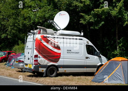 BBC broadcast sudorientale van con antenna parabolica Foto Stock