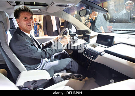 Leipzig, Germania. Xviii Sep, 2013. Produzione BMW presidente Harald Krueger pone in un elettrico BMW mi3's durante l'avvio della produzione di Lipsia, in Germania, il 18 settembre 2013. L'i3 è la prima auto elettrica messo in un elevato volume di produzione dalla BMW. Costerà almeno 34,950 euro. Il Leipzig fabbrica BMW è stato espanso a un costo di 400 milioni di euro e 800 nuovi posti di lavoro sono stati creati. Foto: JAN WOITAS/dpa/Alamy Live News Foto Stock