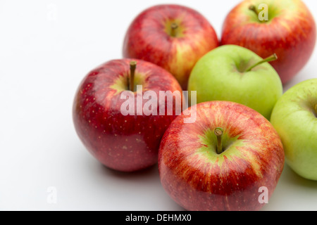 Una disposizione di bel rosso e verde succosa fresca mele di cui esteticamente su una cucina superficie di lavoro Foto Stock