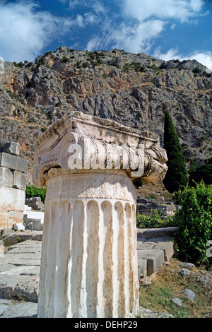 Unico ordine ionico capitale a Delphi sito archeologico in Grecia Foto Stock