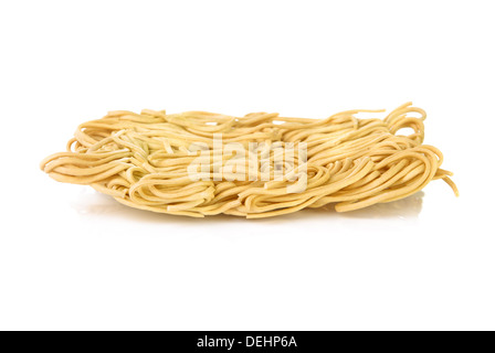 Uovo secca Tagliatelle su uno sfondo bianco Foto Stock