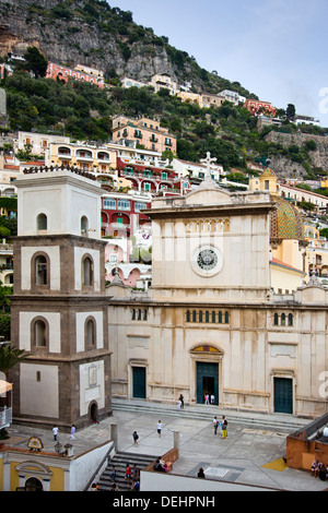 La Chiesa in una città su una collina, Chiesa di Santa Maria Assunta, Positano, Amalfi, provincia di Salerno, Campania, Italia Foto Stock