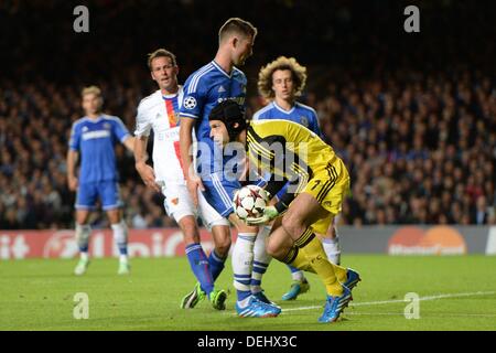Londra, Regno Unito. Xviii Sep, 2013. Londra, Regno Unito. Xviii Sep, 2013. Londra, Inghilterra - settembre 18:del Chelsea Petr Cech salva un colpo durante la UEFA Champions League Gruppo E match tra Chelsea da Inghilterra e Basilea dalla Svizzera ha giocato a Stamford Bridge, il 18 settembre 2013 a Londra, Inghilterra. Foto nph / Gunn © dpa picture alliance/Alamy Live News Credito: dpa picture alliance/Alamy Live News Foto Stock