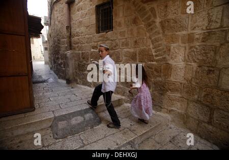 Gerusalemme, Gerusalemme, Territorio palestinese. Xix Sep, 2013. Ebraico Ultra-Orthodox preparare per il 'Sukkot'', la Festa dei Tabernacoli a Gerusalemme il 7 settembre 19, 2013. È un giro biblico vacanza che recolletti i quaranta anni di marcia nel deserto dopo l'esodo dalla schiavitù in Egitto. La gente qui ha fatto le preparazioni di martedì per la prossima 'Sukkot'' durante il quale la maggior parte dei negozi sarà chiuso Credito: Saeed Qaq APA/images/ZUMAPRESS.com/Alamy Live News Foto Stock