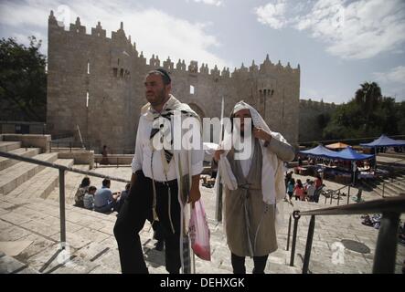 Gerusalemme, Gerusalemme, Territorio palestinese. Xix Sep, 2013. ultra-ebrea ortodossa a piedi alla Moschea di Al-Aqsa composto, sul Sett. 19, 2013. Il ''Sukkot'', Festa dei Tabernacoli, è un giro biblico vacanza che recolletti i quaranta anni di marcia nel deserto dopo l'esodo dalla schiavitù in Egitto. La gente qui ha fatto le preparazioni di martedì per la prossima 'Sukkot'' durante il quale la maggior parte dei negozi sarà chiuso Credito: Saeed Qaq APA/images/ZUMAPRESS.com/Alamy Live News Foto Stock