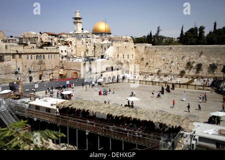 Gerusalemme, Gerusalemme, Territorio palestinese. Xix Sep, 2013. La Cupola della Roccia moschea è visto, alla Moschea di Al-Aqsa composto, l'Islam il terzo più santo, sito nella città vecchia di Gerusalemme sul set. 19, 2013. Il ''Sukkot'', Festa dei Tabernacoli, è un giro biblico vacanza che recolletti i quaranta anni di marcia nel deserto dopo l'esodo dalla schiavitù in Egitto. La gente qui ha fatto le preparazioni di martedì per la prossima 'Sukkot'' durante il quale la maggior parte dei negozi sarà chiuso Credito: Saeed Qaq APA/images/ZUMAPRESS.com/Alamy Live News Foto Stock