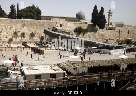 Gerusalemme, Gerusalemme, Territorio palestinese. Xix Sep, 2013. La Cupola della Roccia moschea è visto, alla Moschea di Al-Aqsa composto, l'Islam il terzo più santo, sito nella città vecchia di Gerusalemme sul set. 19, 2013. Il ''Sukkot'', Festa dei Tabernacoli, è un giro biblico vacanza che recolletti i quaranta anni di marcia nel deserto dopo l'esodo dalla schiavitù in Egitto. La gente qui ha fatto le preparazioni di martedì per la prossima 'Sukkot'' durante il quale la maggior parte dei negozi sarà chiuso Credito: Saeed Qaq APA/images/ZUMAPRESS.com/Alamy Live News Foto Stock