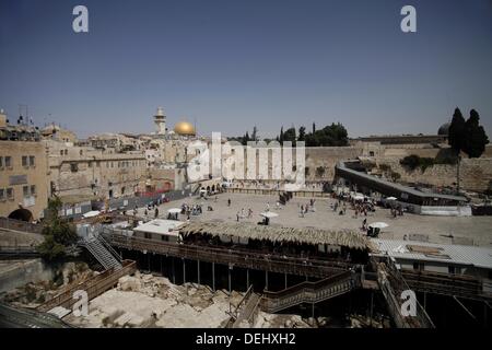 Gerusalemme, Gerusalemme, Territorio palestinese. Xix Sep, 2013. Un ultra-ebrea ortodossa si affaccia sulla Cupola della Roccia moschea è visto, alla Moschea di Al-Aqsa composto, sul Sett. 19, 2013. Il ''Sukkot'', Festa dei Tabernacoli, è un giro biblico vacanza che recolletti i quaranta anni di marcia nel deserto dopo l'esodo dalla schiavitù in Egitto. La gente qui ha fatto le preparazioni di martedì per la prossima 'Sukkot'' durante il quale la maggior parte dei negozi sarà chiuso Credito: Saeed Qaq APA/images/ZUMAPRESS.com/Alamy Live News Foto Stock