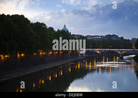 Ponte su un fiume, Ponte Vittorio Emanuele II, sul fiume Tevere a Roma, lazio, Italy Foto Stock