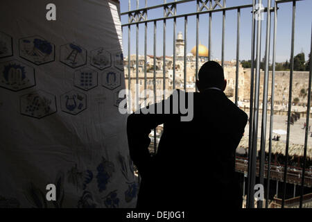 Gerusalemme, Gerusalemme, Territorio palestinese. Xix Sep, 2013. Un ultra-ebrea ortodossa si affaccia sulla Cupola della Roccia moschea è visto, alla Moschea di Al-Aqsa composto, sul Sett. 19, 2013. Il ''Sukkot'', Festa dei Tabernacoli, è un giro biblico vacanza che recolletti i quaranta anni di marcia nel deserto dopo l'esodo dalla schiavitù in Egitto. La gente qui ha fatto le preparazioni di martedì per la prossima 'Sukkot'' durante il quale la maggior parte dei negozi sarà chiuso Credito: Saeed Qaq APA/images/ZUMAPRESS.com/Alamy Live News Foto Stock