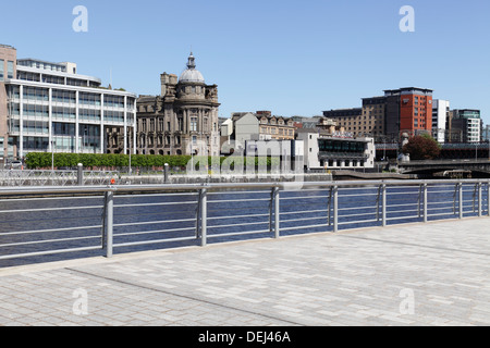 Broomielaw Glasgow, vista a nord attraverso il fiume Clyde verso gli edifici nel centro della città in estate sole, Scozia, Regno Unito Foto Stock