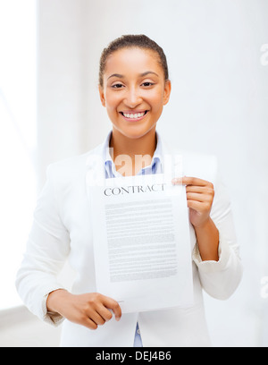 Imprenditrice africana contratto di contenimento Foto Stock
