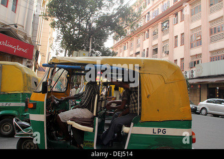 Auto rickshaw taxi il Nov 24, 2012, Mirza Ghalib Street, Calcutta, India. Foto Stock