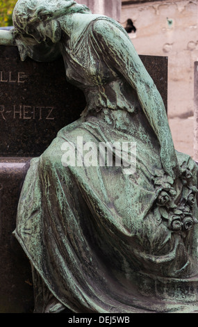Statua di lutto donna sulla tomba nel cimitero di Père Lachaise, Parigi, Francia Foto Stock