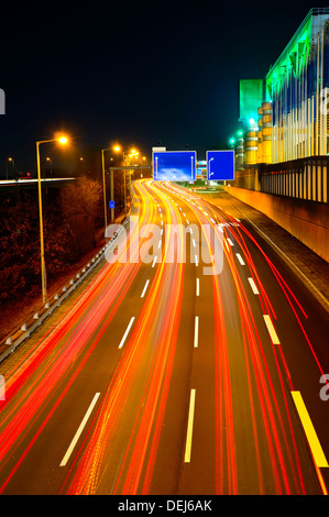 Autostrada il traffico della città di notte a Berlino Foto Stock