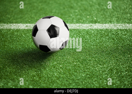 Campo di calcio e la sfera Foto Stock