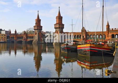 Oberbaum ponte sul fiume Sprea a Berlino, Germania Foto Stock