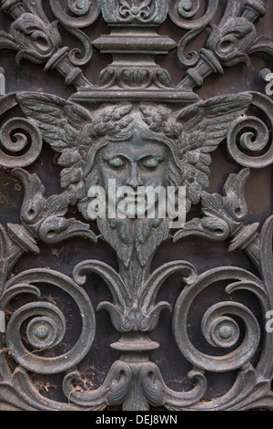 Dettagli su ingresso alla cripta di famiglia, il Cimitero di Père Lachaise, Parigi, Francia Foto Stock