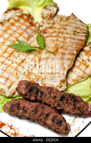 Piastra con tradizionale rumena grigliate di carne (mici) Foto Stock