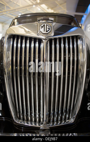 Il badge di un MG auto. Heritage Motor Centre è la più grande collezione del British classic auto d'epoca. Gaydon, Inghilterra, Regno Unito. Foto Stock