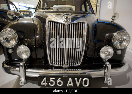 Il badge di un MG auto. Heritage Motor Centre è la più grande collezione del British classic auto d'epoca. Gaydon, Inghilterra, Regno Unito. Foto Stock