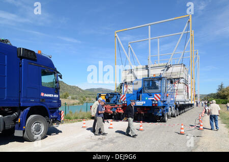 Provenza, Francia. 19 settembre 2013. Eseguire inaugurale per il gigantesco 352-Truck-Trailer ruota. L'enorme camion con rimorchio, che pesa 172 tonnellate e 33 metri di lunghezza, è specialmente adatta per trasportare componenti nucleari per un esperimento di impianto nucleare, noto come ITER a Cadarache Centro di ricerca nucleare nel nord della Provenza. Il rimorchio, che ha 88 assali e pneumatici 352, aveva una prova in Provenza questa settimana caricato con blocchi in calcestruzzo. Il carrello-rimorchio ha preso quattro notti al viaggio 98 chilometri dalla costa mediterranea a Cadarache. Credito: Chris Hellier/Alamy Live News Foto Stock