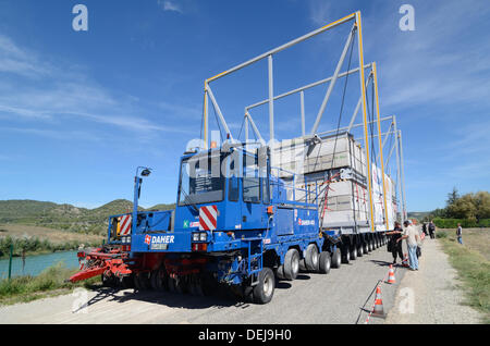 Provenza, Francia. 19 settembre 2013. Eseguire inaugurale per il gigantesco 352-Truck-Trailer ruota. L'enorme camion con rimorchio, che pesa 172 tonnellate e 33 metri di lunghezza, specialy è atto a trasportare i componenti nucleari per un esperimento di impianto nucleare, noto come ITER a Cadarache Centro di ricerca nucleare nel nord della Provenza. Il rimorchio, che ha 88 axls e 352 pneumatici, aveva una prova in Provenza questa settimana caricato con blocchi in calcestruzzo. Il carrello-rimorchio ha preso quattro notti al viaggio 98 chilometri dalla costa mediterranea a Cadarache. Credito: Chris Hellier/Alamy Live News Foto Stock