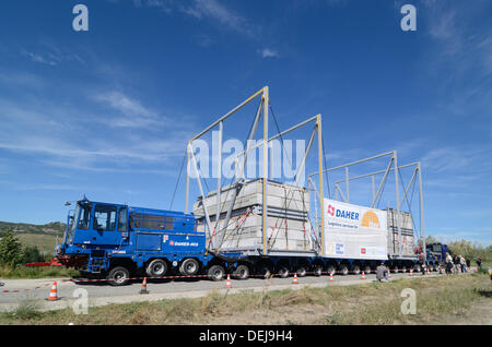 Provenza, Francia. 19 settembre 2013. Eseguire inaugurale per il gigantesco 352-Truck-Trailer ruota. L'enorme camion con rimorchio, che pesa 172 tonnellate e 33 metri di lunghezza, è specialmente adatta per trasportare componenti nucleari per un esperimento di impianto nucleare, noto come ITER a Cadarache Centro di ricerca nucleare nel nord della Provenza. Il rimorchio, che ha 88 assali e pneumatici 352, aveva una prova in Provenza questa settimana caricato con blocchi in calcestruzzo. Il carrello-rimorchio ha preso quattro notti al viaggio 98 chilometri dalla costa mediterranea a Cadarache. Credito: Chris Hellier/Alamy Live News Foto Stock