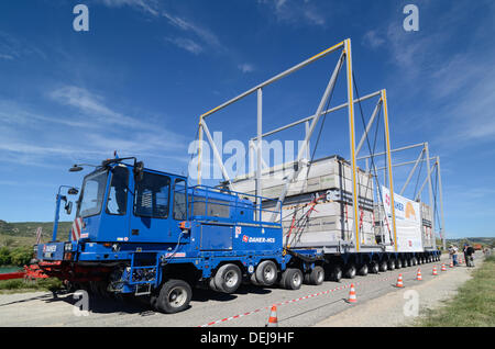 Provenza, Francia. 19 settembre 2013. Eseguire inaugurale per il gigantesco 352-Truck-Trailer ruota. L'enorme camion con rimorchio, che pesa 172 tonnellate e 33 metri di lunghezza, è specialmente adatta per trasportare componenti nucleari per una centrale nucleare sperimentale faciliy, noto come ITER a Cadarache Centro di ricerca nucleare nel nord della Provenza. Il rimorchio, che ha 88 assali e pneumatici 352, aveva una prova in Provenza questa settimana caricato con blocchi in calcestruzzo. Il carrello-rimorchio ha preso quattro notti al viaggio 98 chilometri dalla costa mediterranea a Cadarache. Credito: Chris Hellier/Alamy Live News Foto Stock