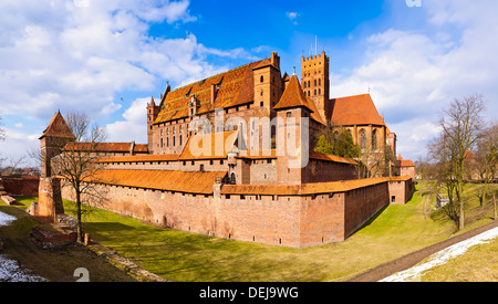 Panorama del paesaggio con il castello medievale in Malbork (marienburg), Polonia Foto Stock