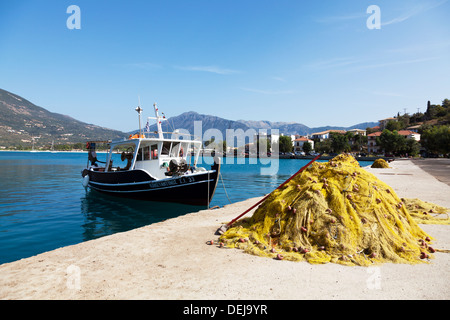 Le reti da pesca asciugatura sul porto di Porto di parete nella parte anteriore della barca Nidri Lefkada Lefkada isola greca Grecia tipica scena Foto Stock