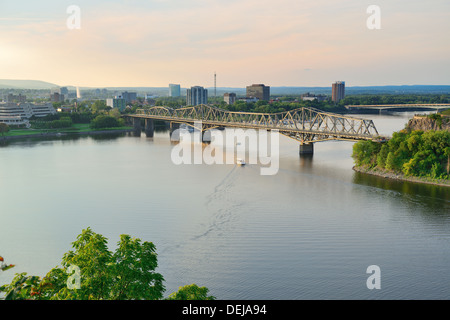 Alexandra ponte sul fiume a Ottawa al tramonto Foto Stock