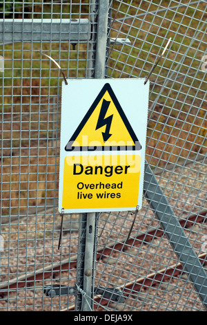 Segnale di avvertimento "Pericolo cavi aerei sotto tensione' sull'Alta Velocità 1 via tra Londra e il sud est nel Kent, Regno Unito. Foto Stock