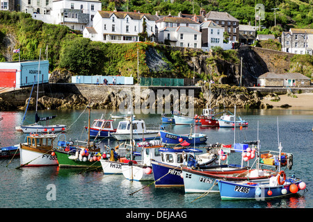 Barche ormeggiate nel porto di Mevagissey Cornovaglia Foto Stock