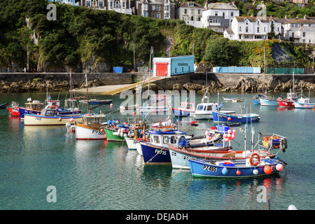 Barche ormeggiate nel porto di Mevagissey Cornovaglia Foto Stock