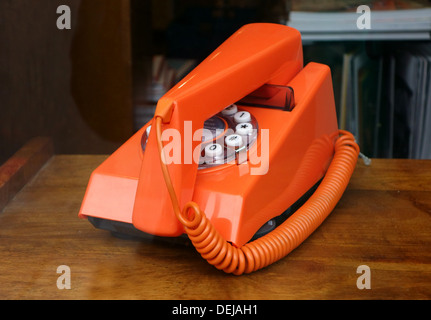 Moderno pulsante telefono basato sul classico degli anni sessanta Trimphone design, Londra Foto Stock