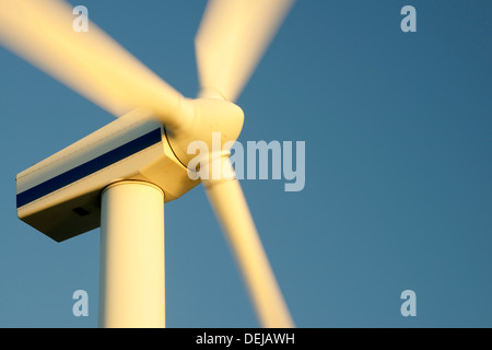 Turbina eolica rotori con cielo blu la generazione di elettricità su wind farm a Workington, Cumbria, Inghilterra, Regno Unito. Serata calda luce Foto Stock