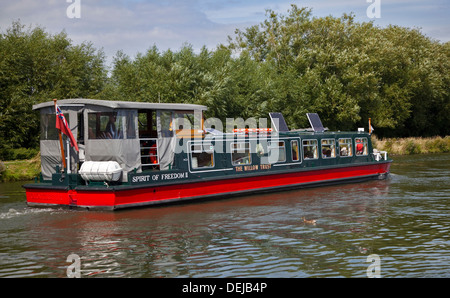 Il Salice fiducia Narrowboat spirito di libertà II sulla nitidezza Canal, Slimbridge, Gloucestershire, Inghilterra Foto Stock