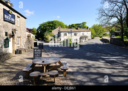 Un momento tranquillo nel villaggio Malham, Malhamdale, Yorkshire Dales National Park, Inghilterra Foto Stock