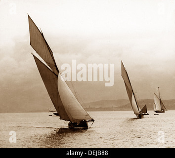 Racing yacht sul fiume Clyde periodo Vittoriano Foto Stock